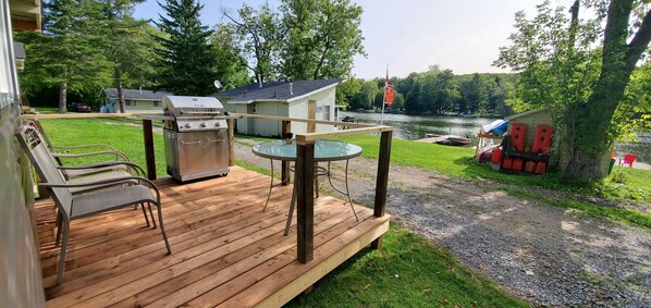 Outdoor dining - River View 2 Bedroom Cottage 11 (Hastings)