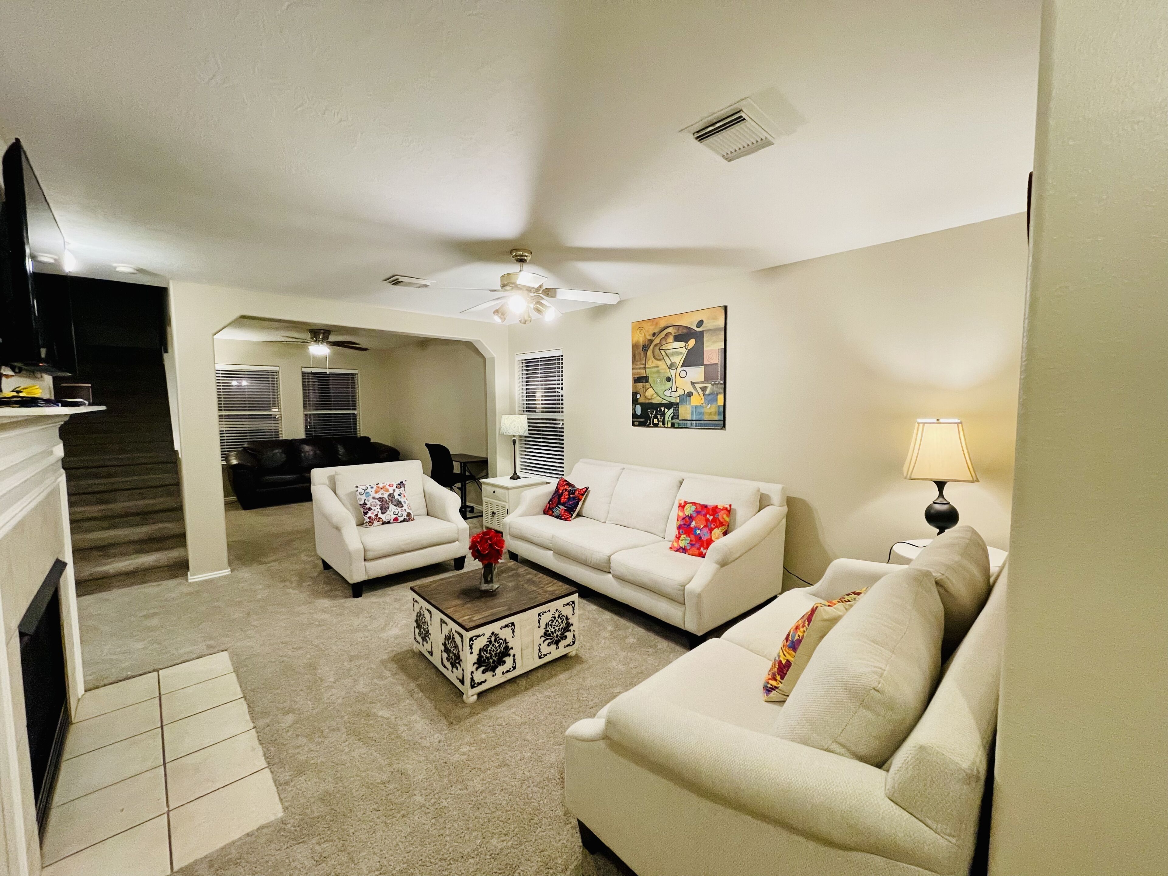 智能电视、壁炉、书、电脑显示器