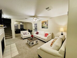 Älytelevisio, takka, kirjoja, tietokoneen näyttö