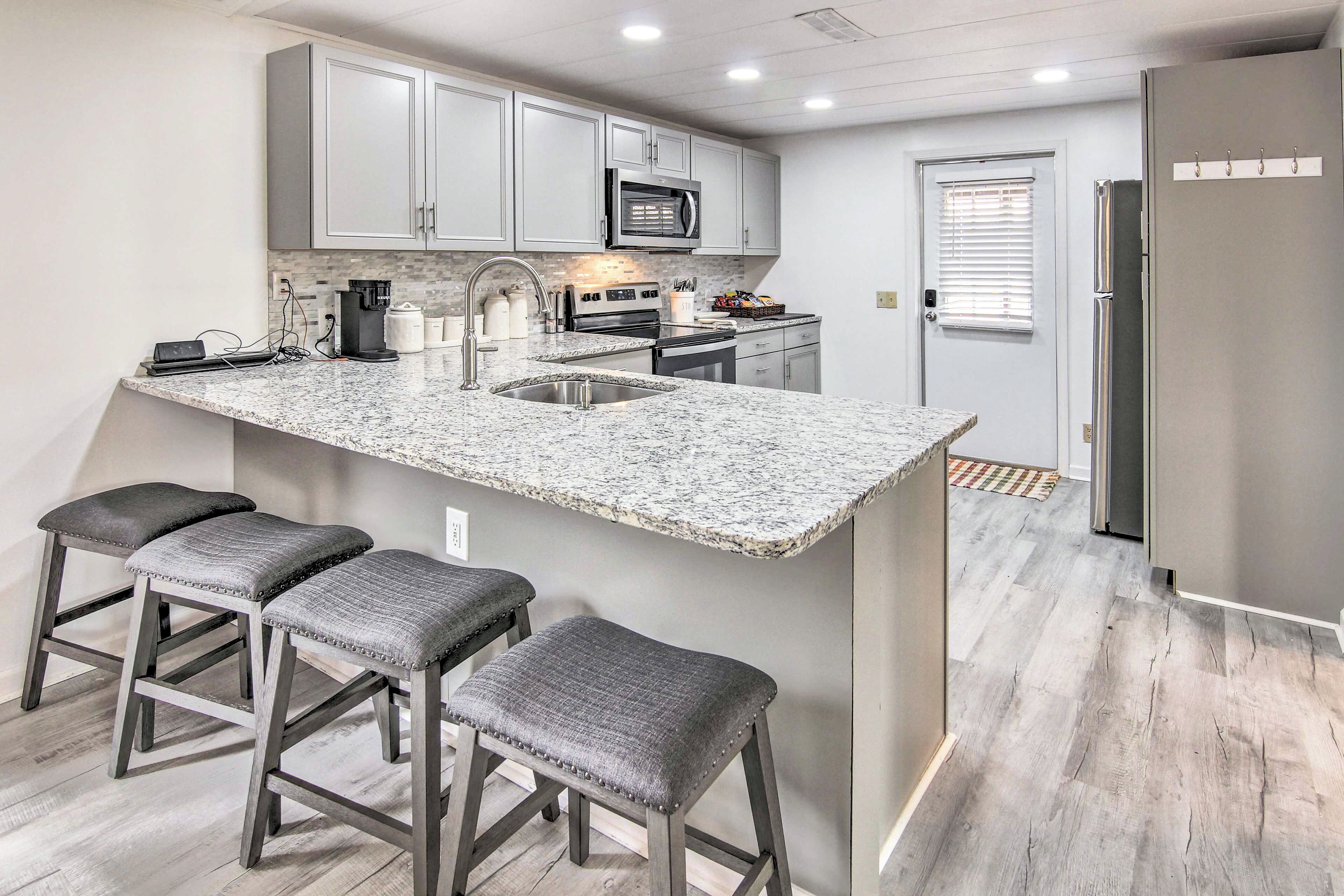 Fridge, microwave, stovetop, dishwasher