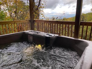 Outdoor spa tub - Secluded 1 bd 2 bath cabin with Great View (Sevier County)
