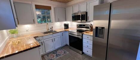 Frigorífico, microondas, placa de cocina y lavavajillas