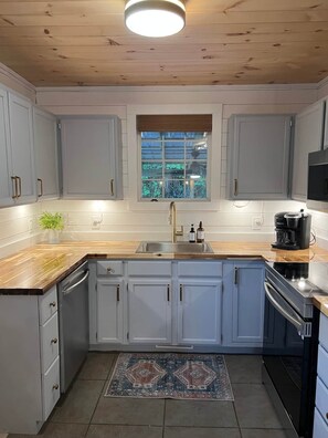 Køleskab, mikrobølgeovn, kogeplade, opvaskemaskine