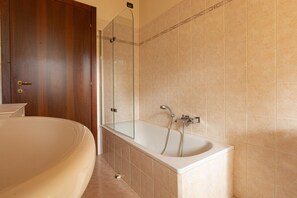 Apartamento conforto | Banheiro | Produtos de toalete grátis, secador de cabelo, bidê, toalhas de banho
