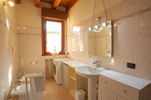 Apartamento conforto | Banheiro | Produtos de toalete grátis, secador de cabelo, bidê, toalhas de banho