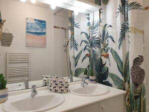 Bathtub, towels - Cosy Opal - 6 Pers - Grande Terrasse ! (Pau)