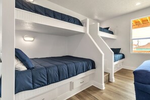 4 bedrooms, iron/ironing board, WiFi - Birds Eye View - Brand new home, close to beach, amazing views! (Crystal Beach)