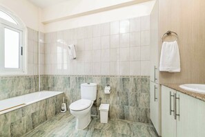 Combined shower/bathtub, towels