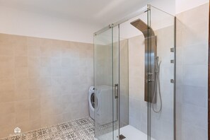 Dusche, Haartrockner, Bidet, Handtücher