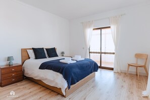 5 slaapkamers, een bureau, een strijkplank/strijkijzer, gratis wifi