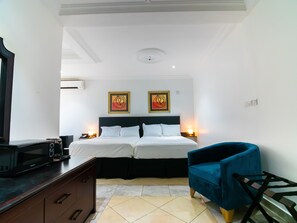 مكتب ومساحة عمل للكمبيوتر المحمول ومكواة/لوح كي وواي فاي مجانًا