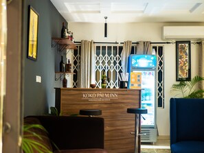 Lobby sitting area - KoKo Palm Inn (Accra)