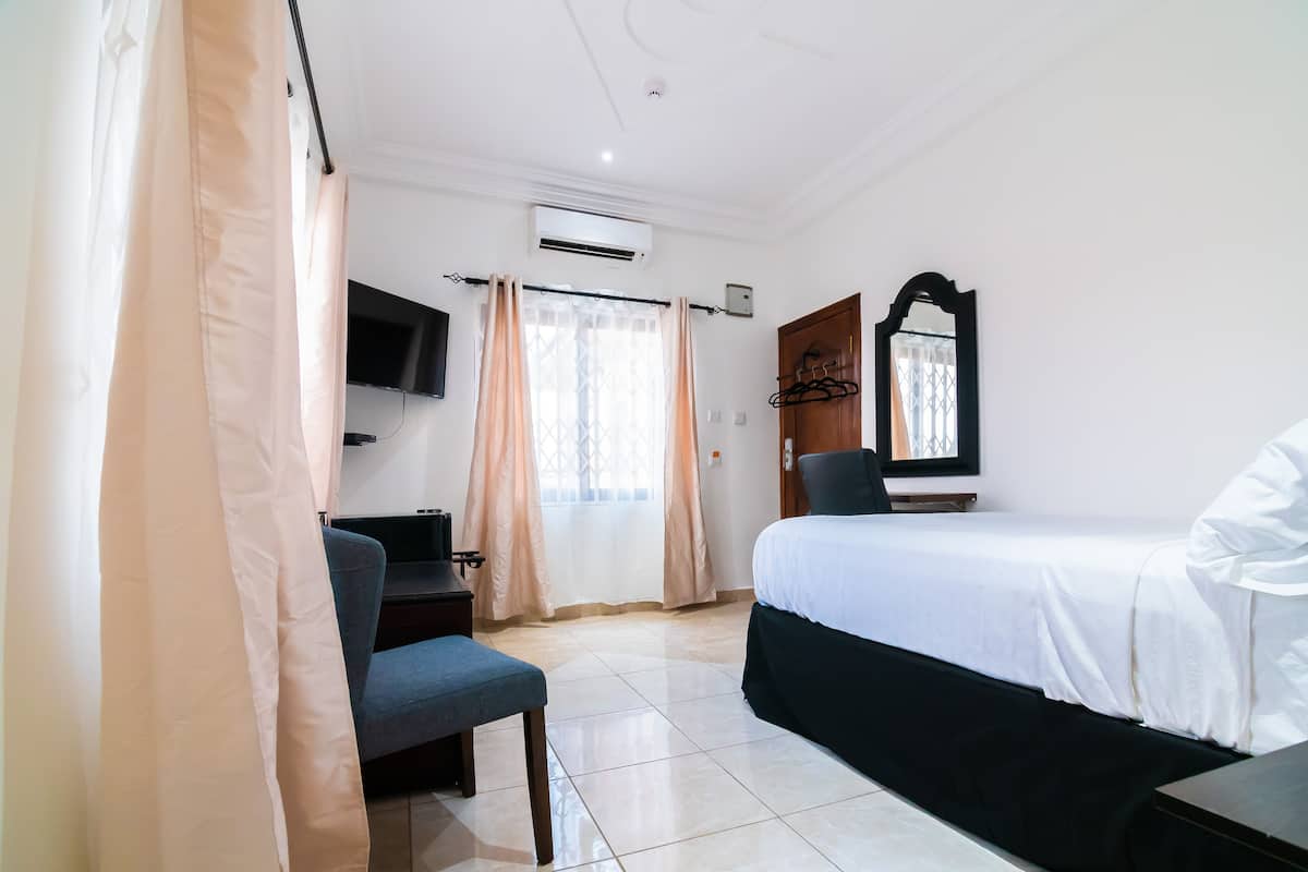 Desk, laptop workspace, iron/ironing board, free WiFi
