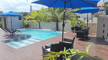 Piscina externa, funciona das 10h às 23h, guarda-sóis