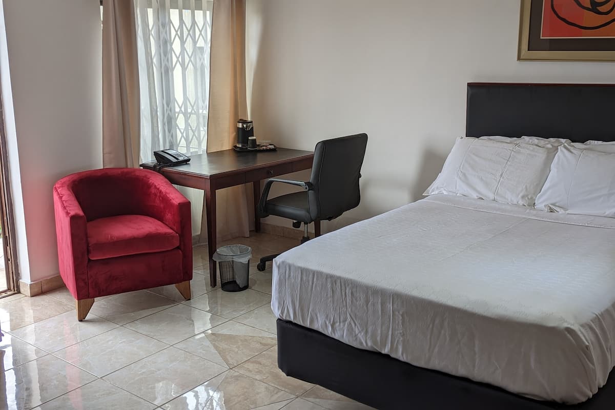 Desk, laptop workspace, iron/ironing board, free WiFi