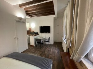 Iron/ironing board, free WiFi, bed sheets - Paris, Le Marais - Rambuteau metro station (Paris)
