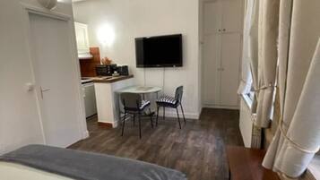 Iron/ironing board, free WiFi, bed sheets