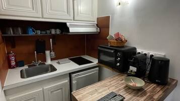 Fridge, oven, stovetop, coffee/tea maker
