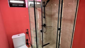 Artículos de tocador gratuitos, secador de pelo, batas, pantuflas