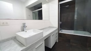 Shower, hair dryer, towels, soap - 3BR/4BA/1GA/BALC View Av. San Borja Norte Cdra.8 (Lima)