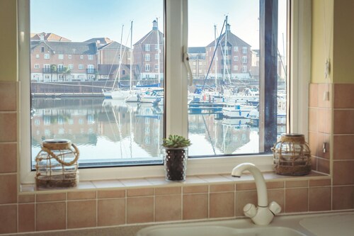 Waters Edge - stylish house with glorious marina views