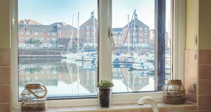 Waters Edge - stylish house with glorious marina views