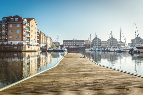 Waters Edge - stylish house with glorious marina views