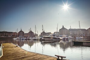 Marina - Waters Edge - stylish house with glorious marina views (Eastbourne)