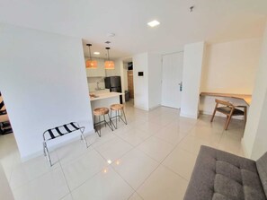 Deluxe Studio | In-room safe, blackout drapes, iron/ironing board, free WiFi - Origen Local Suites (Medellín)