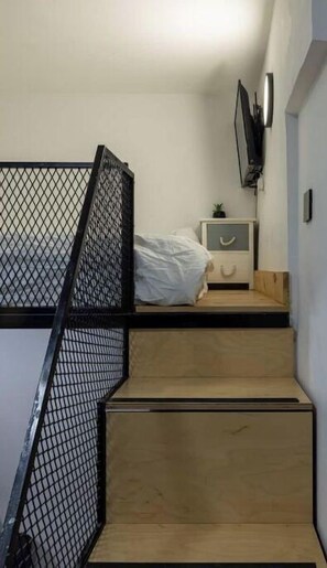 1 bedroom, desk, WiFi