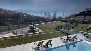 Piscina coperta, piscina all'aperto, con ingresso 24 ore su 24, lettini