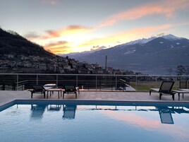 Una piscina techada, una piscina al aire libre