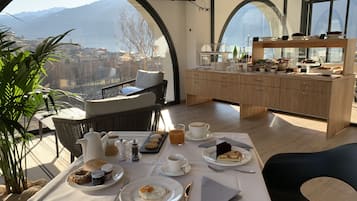 Free daily buffet breakfast