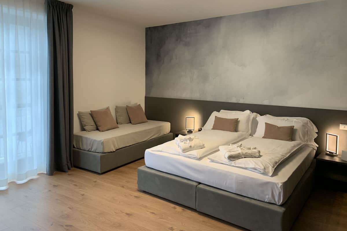 Triple roon with balcony | Egyptian cotton sheets, premium bedding, down comforters, pillowtop beds