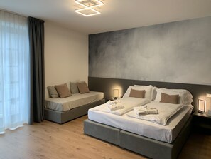 Triple roon with balcony | Egyptian cotton sheets, premium bedding, down comforters, pillowtop beds - GUEST HOUSE LE CASSANDRE (Sondrio)