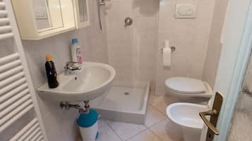 Doccia, asciugacapelli, bidet, asciugamani