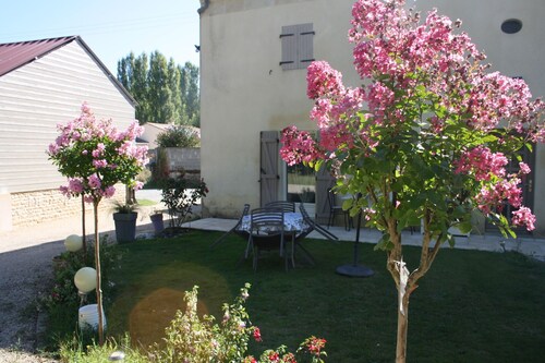 Charm and comfort on the outskirts of town, close to hiking trails.