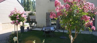 Charm and comfort on the outskirts of town, close to hiking trails.