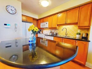 Réfrigérateur, four à micro-ondes, un four, surface de cuisson