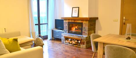 Una televisión, una chimenea