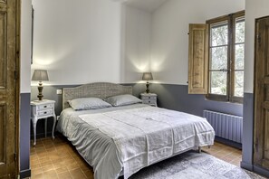 3 habitaciones, tabla de planchar con plancha y cuna de viaje 