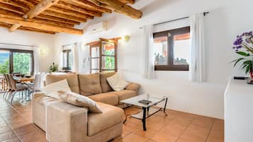 Televisión, chimenea y estéreo