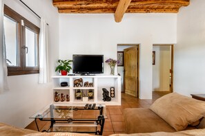 TV, fireplace, stereo