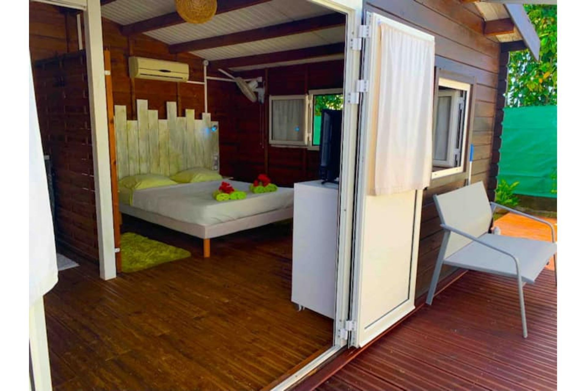 Tabla de planchar con plancha, wifi gratis, ropa de cama