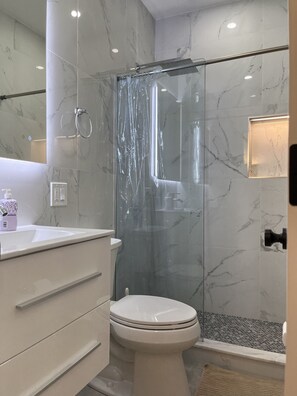 Een douche, een haardroger, handdoeken, zeep