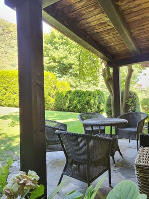 Outdoor dining - Ap. Schöberle, Aprtments 'gutshof Brandis' (Lana)