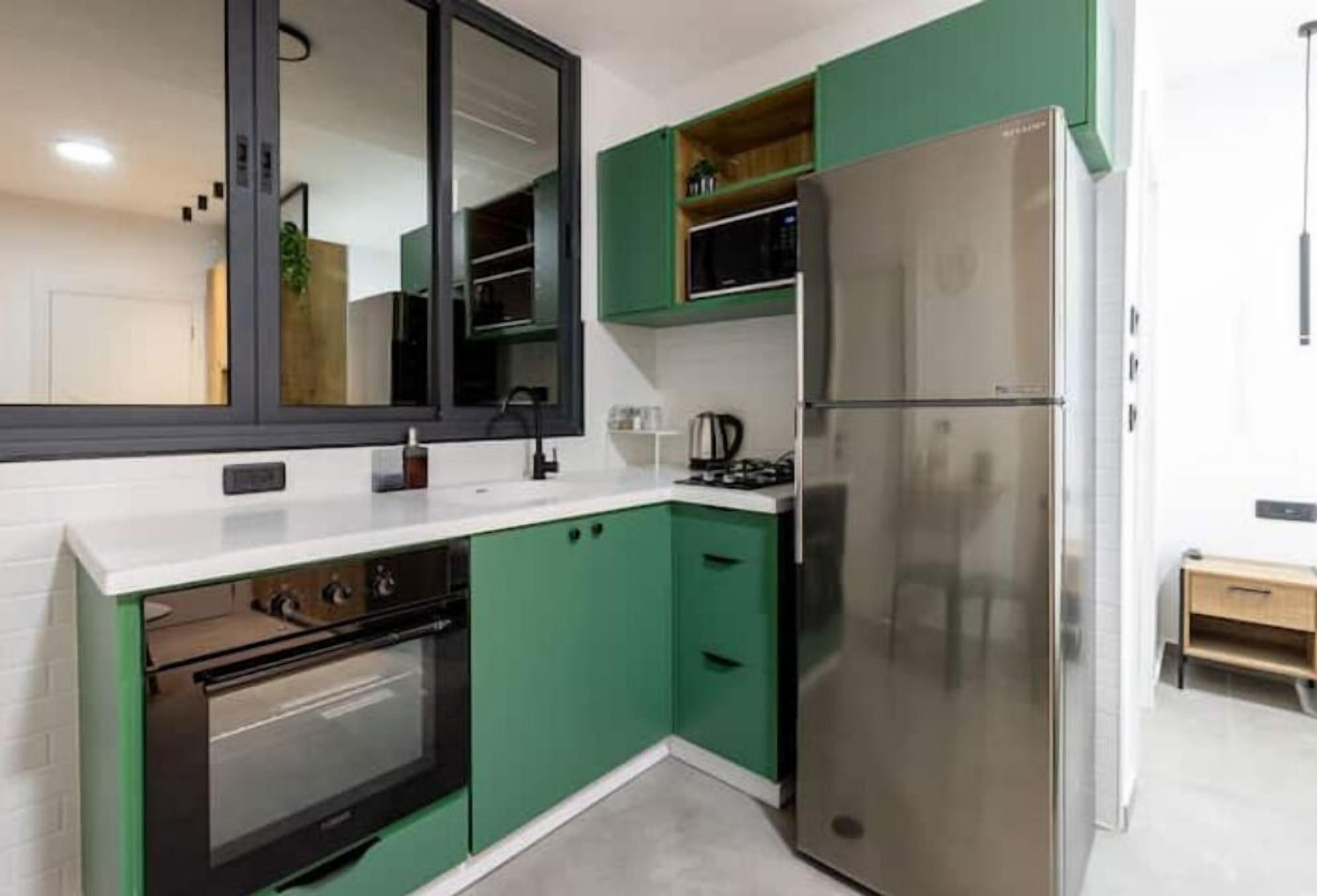 Kjøleskap, kokeplater og spisebord