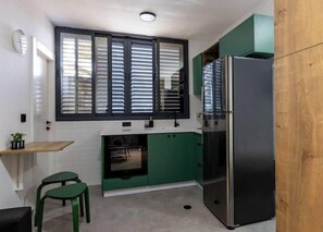 Kühlschrank, Herdplatte, Esstisch