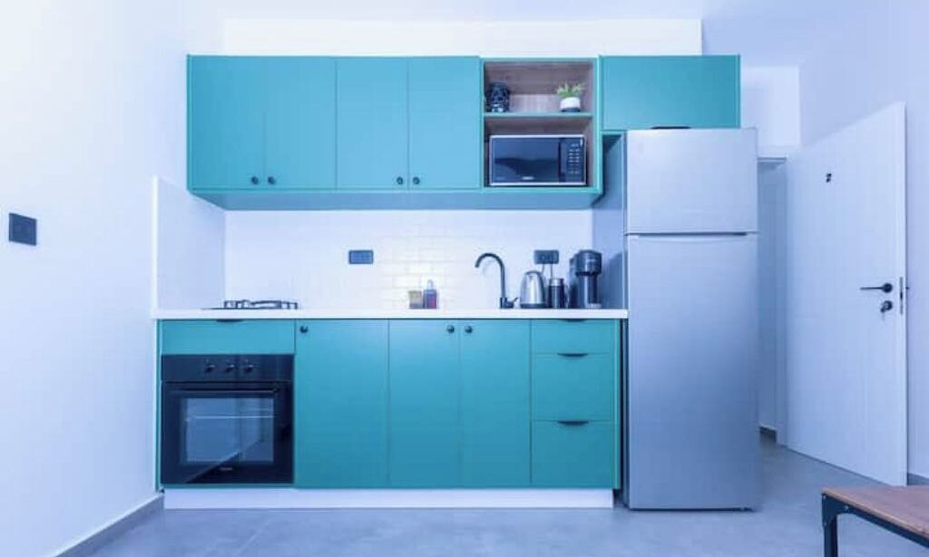 Kjøleskap, ovn og kokeplater