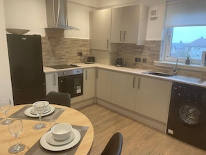 Private kitchen - Modern 3 bedroom fully equipt apartment in Hamilton (Hamilton)